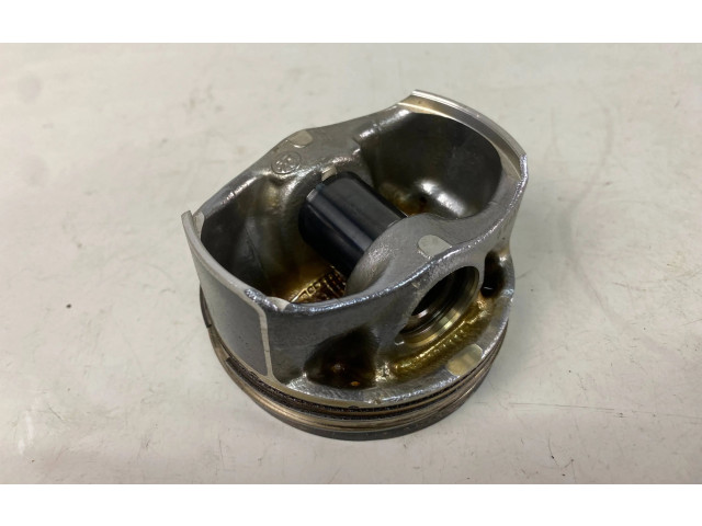  Поршень DNUE 06KBG, 82.435  Audi A3 S3 8V  