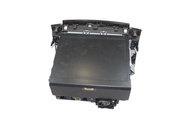 Радио/ проигрыватель CD/DVD / навигация