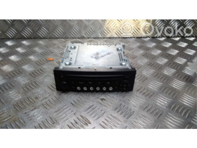 Радио/ проигрыватель CD/DVD / навигация