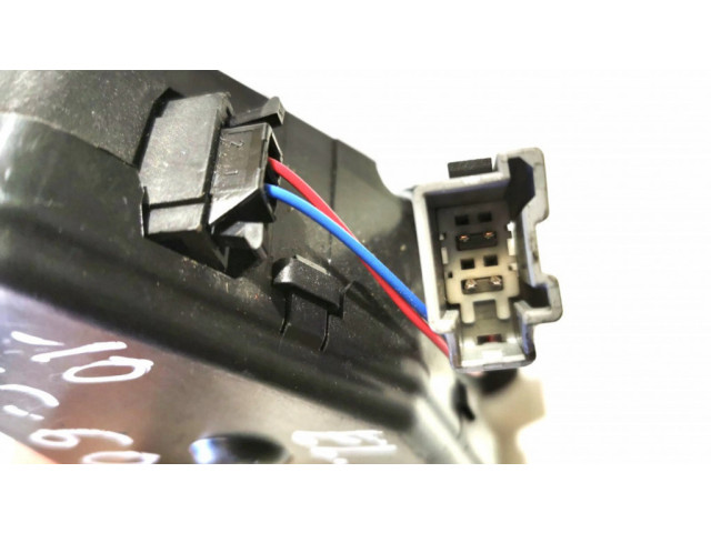 Притягиватель задней крышки