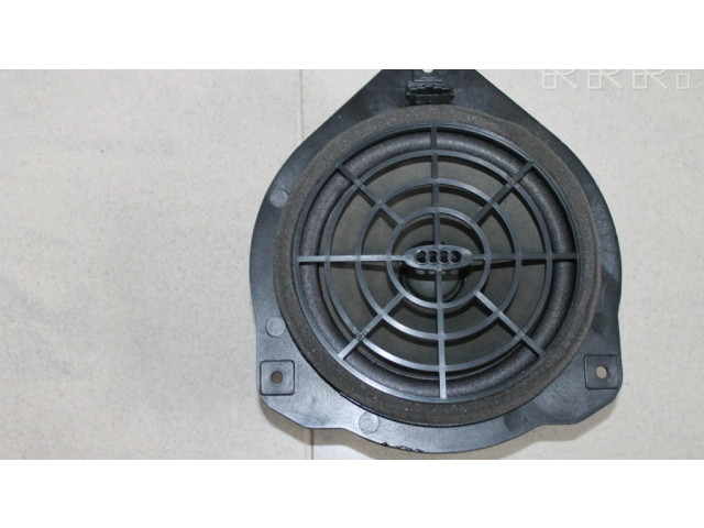 Громкоговоритель (громкоговорители) в задних дверях