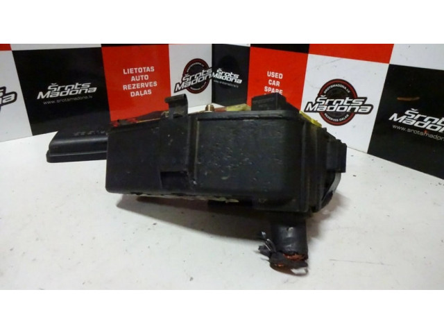 Блок предохранителей 9162084   Volvo S70  V70  V70 XC    