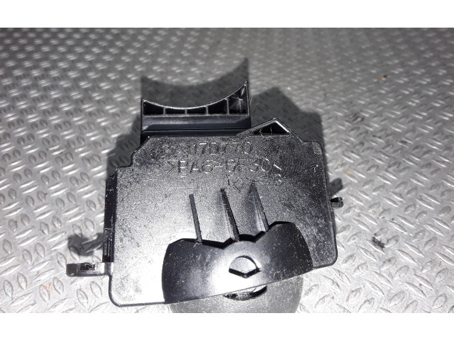 Ручка стеклоочистителей 17D770   Volvo V50