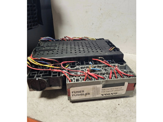 Блок предохранителей  8645410, 8645411   Volvo V70    