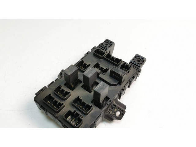 Pojistková skříňka 8264105011 Toyota Avensis T220 2001