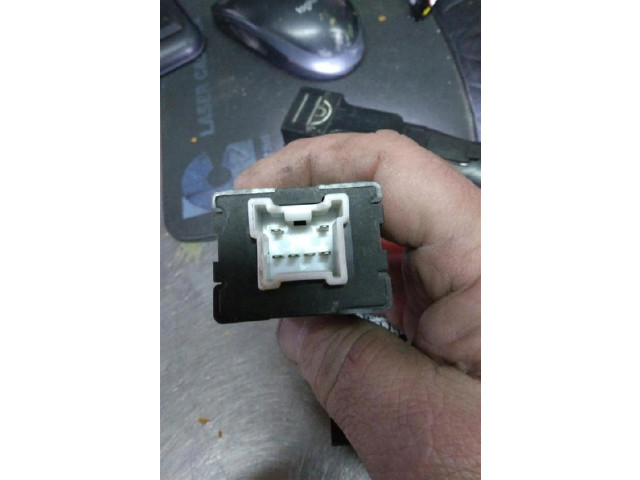 Блок предохранителей MR583832 Mitsubishi Montero