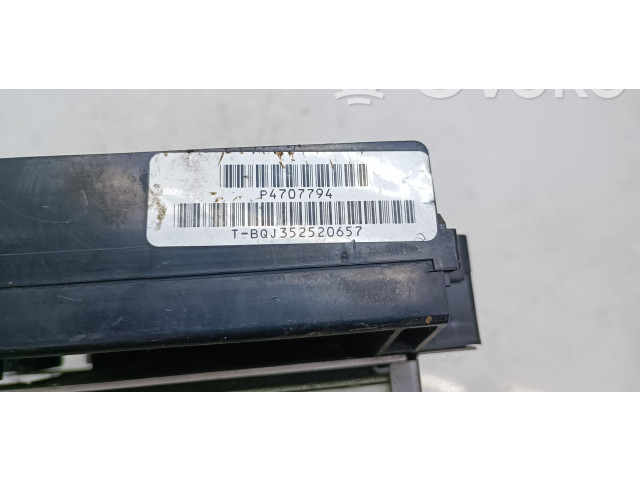 Блок предохранителей P4686722, TQH018630BL3 Chrysler Voyager