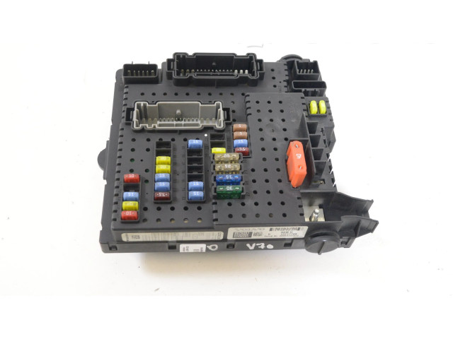 Блок предохранителей 8676391, 12217799 Volvo V70