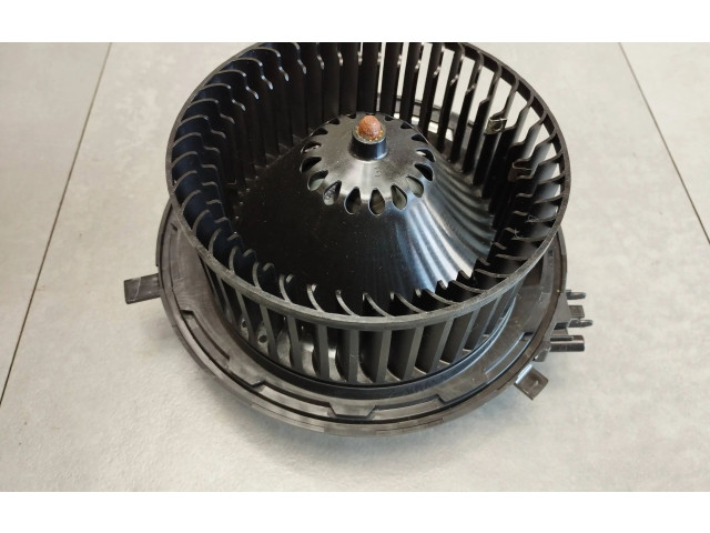 Вентилятор печки 5WB819015 Skoda Octavia Mk4