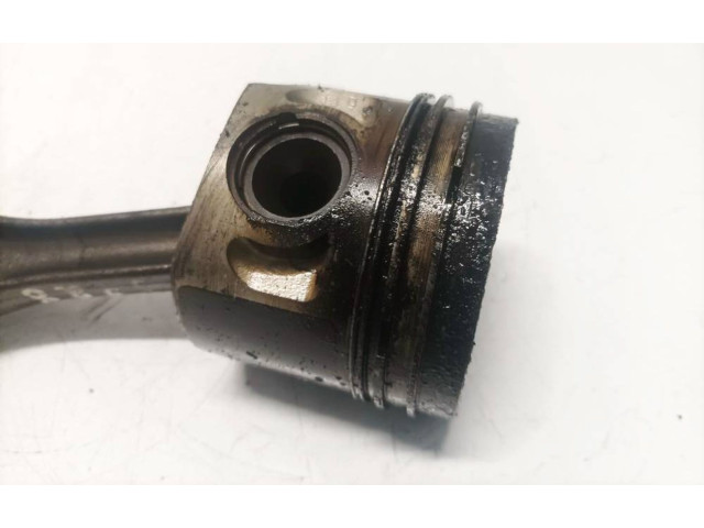 Píst Volkswagen PASSAT B5.5