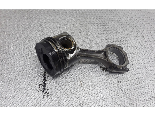 Píst Volkswagen PASSAT B5.5 AZM