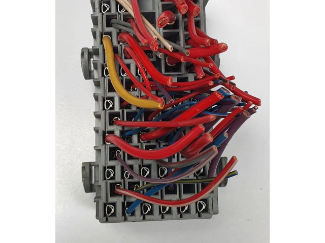 Блок предохранителей  8637669   Volvo XC90    