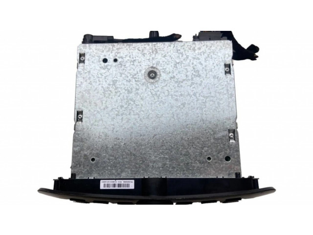 Радио/ проигрыватель CD/DVD / навигация