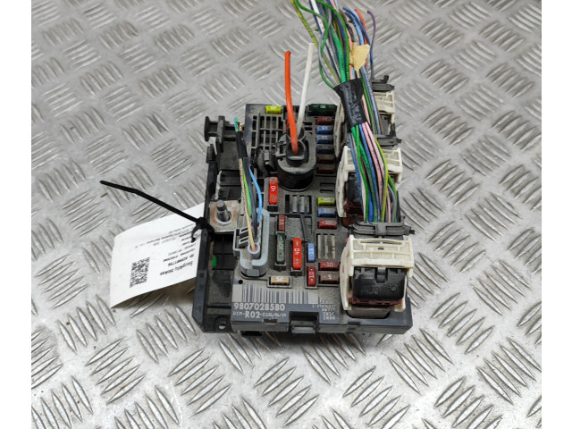Pojistková skříňka 9807028580 Peugeot 3008 2014