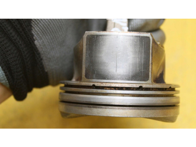  Поршень с шатуном    Skoda Octavia Mk2 (1Z)  