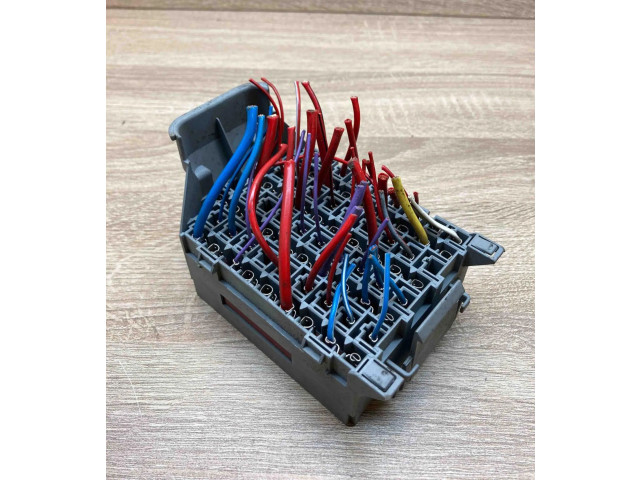 Блок предохранителей 9162439 Volvo S80