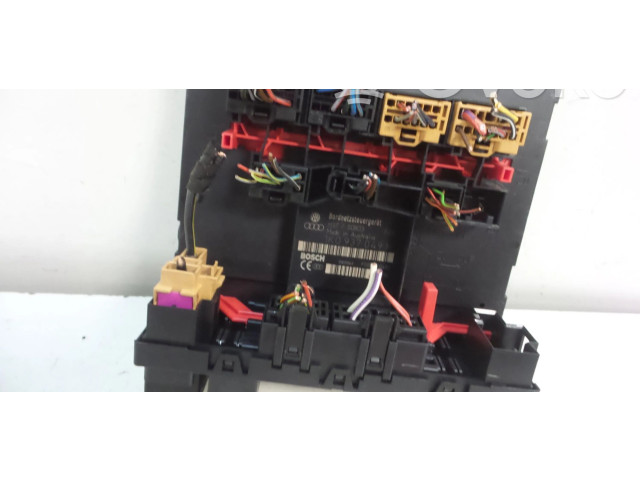 Блок предохранителей 1K0937049M, 1K0937049A   Volkswagen Caddy    