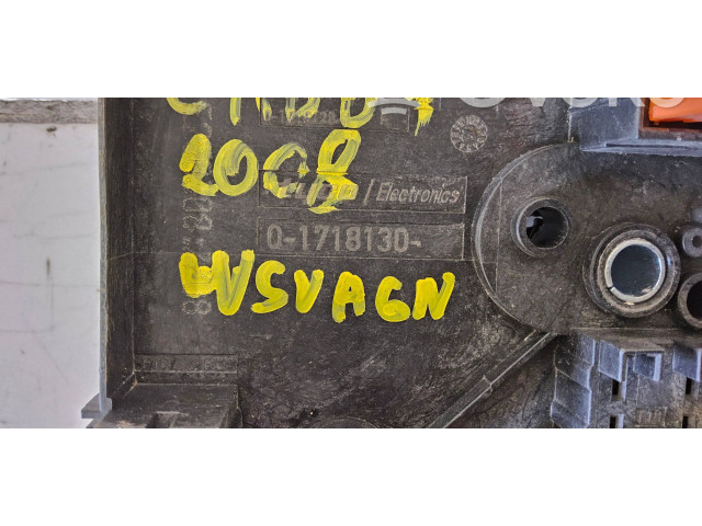 Блок предохранителей  01718130   Volkswagen Caddy    