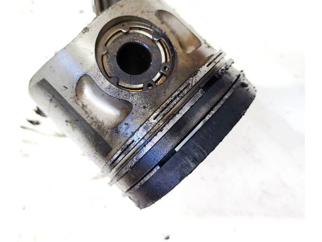  Поршень с шатуном    Volkswagen PASSAT B4  