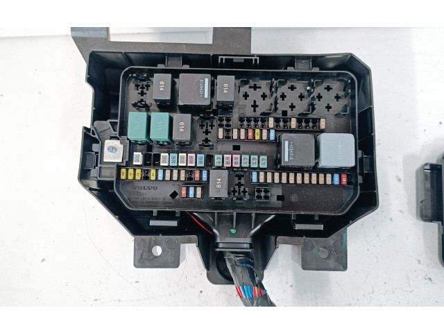 Блок предохранителей 32359477, 32359477 Volvo XC40