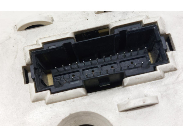 Панель приборов 81117657   Volkswagen PASSAT B4       