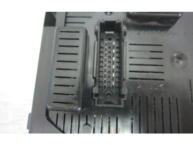 Блок предохранителей 8200652285 Renault Clio III