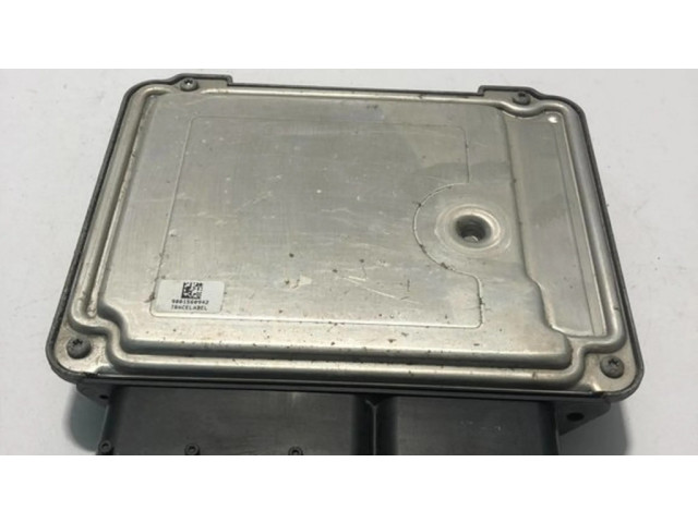 Řídící jednotka 045906013A, 0281013182   Skoda Praktik (5J8) 2008