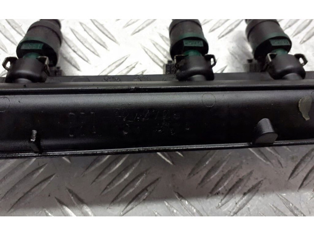 Топливная рампа 06A133317A   Audi A3 S3 8L  