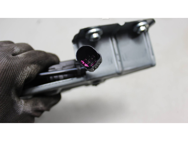 Zámek zadních dveří 2K5827201C, 24135 Volkswagen Caddy 2011