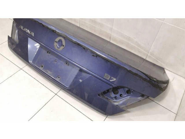 Задняя крышка (багажника)