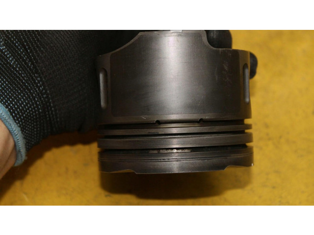 Píst Mercedes-Benz C W203