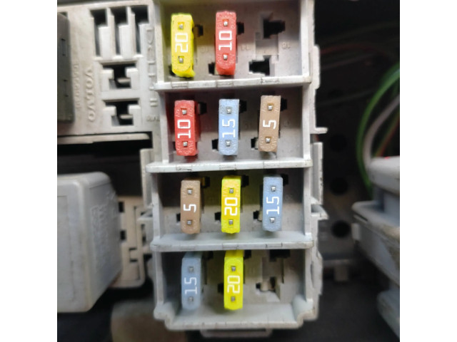 Блок предохранителей  30797010, 30728133   Volvo S60    