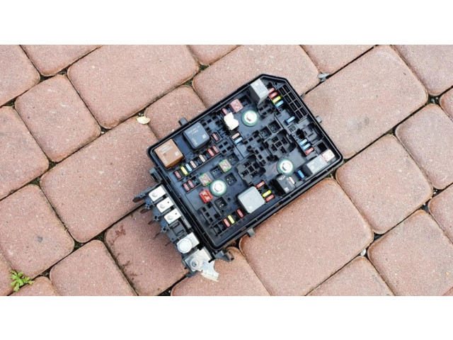 Блок предохранителей 39040849 Opel Astra K