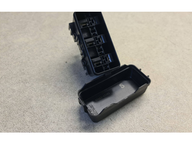   Pojistková skříňka 8266260380   Toyota Land Cruiser (J150) 2012