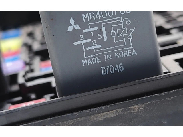 Блок предохранителей MR400709 Mitsubishi Outlander