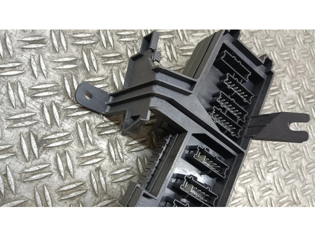 Блок предохранителей    Mercedes-Benz R W251    