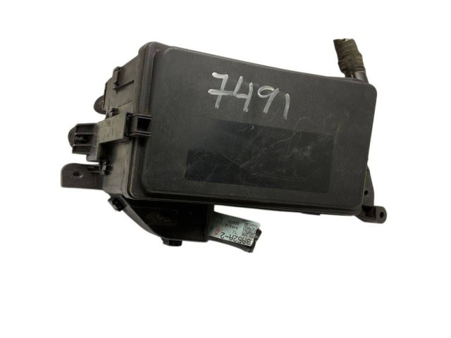 Блок предохранителей  7154395130   Lexus IS 220D-250-350    