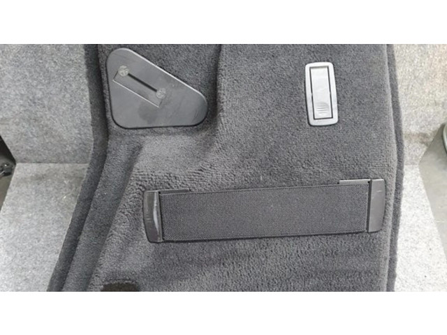 Нижний отделочный щит бока багажника