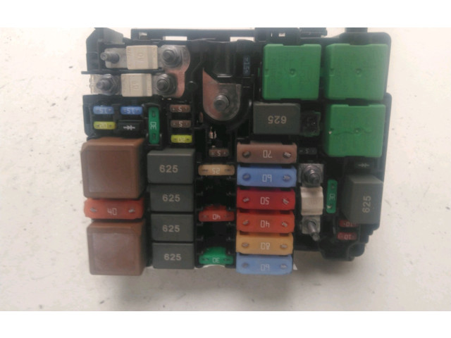 Блок предохранителей 9804681780, 9804848580 Citroen Berlingo