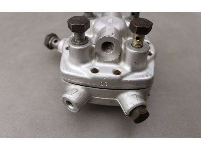 Топливная рампа 0438101005 Audi 80 90 B3