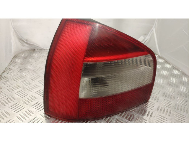 Задний фонарь в кузове