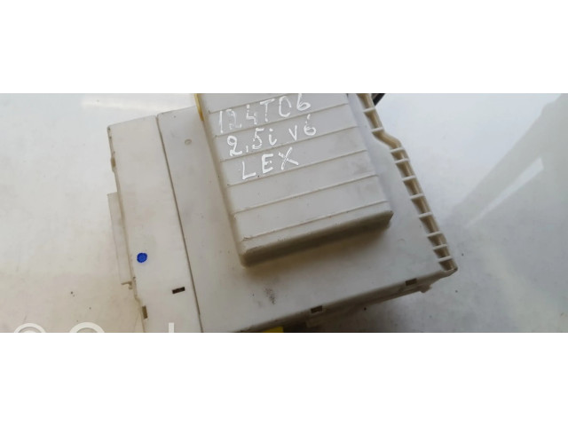 Блок предохранителей  8273053020   Lexus IS 220D-250-350    