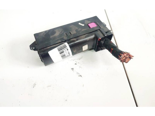 Блок предохранителей 051830813600, 051830813600 Volkswagen Golf Plus