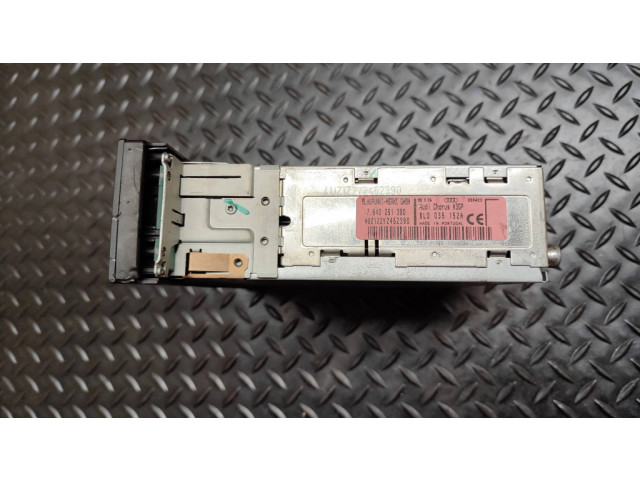 Радио/ проигрыватель CD/DVD / навигация