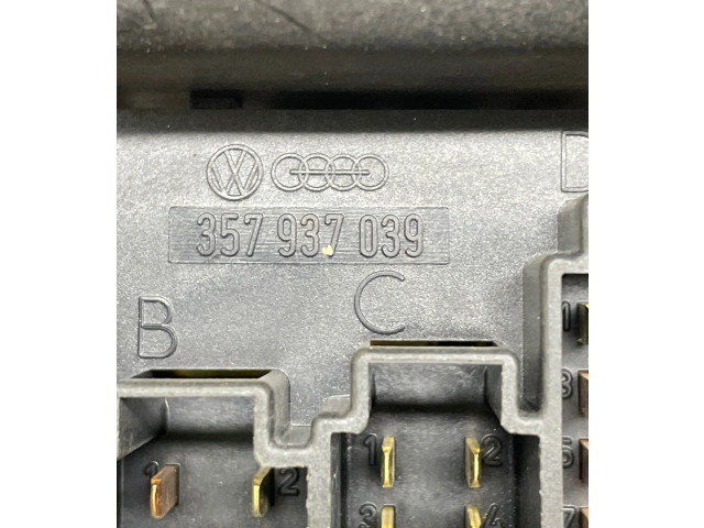 Блок предохранителей  357937039   Volkswagen Transporter - Caravelle T4    