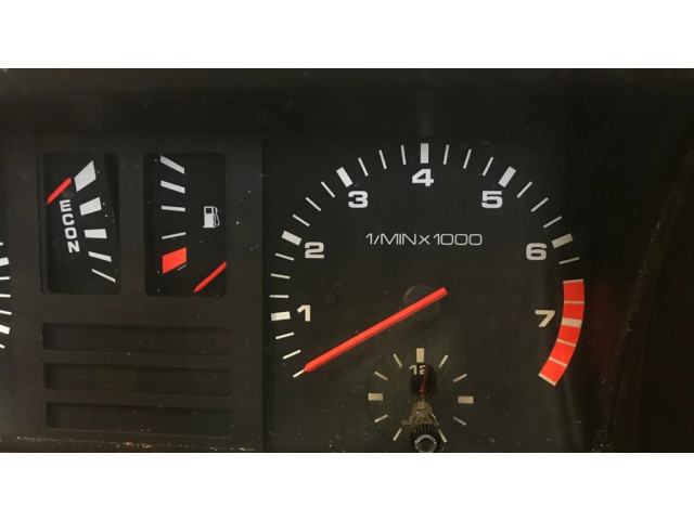 Панель приборов 81117185, 88471064   Audi 80 90 B2       