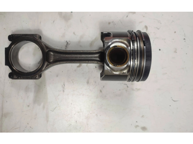  Поршень с шатуном  038J  Volkswagen PASSAT B6  