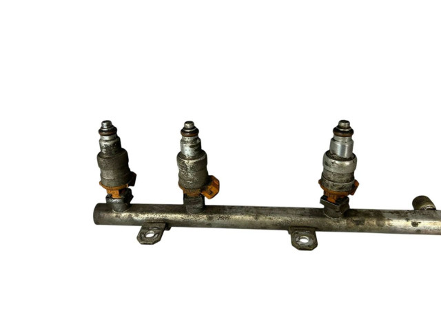 Топливная рампа Jeep Cherokee XJ для двигателя AMC 242 High Output