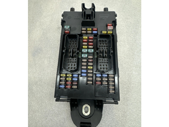 Блок предохранителей 32142591   Volvo XC90    