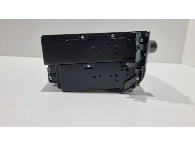 Радио/ проигрыватель CD/DVD / навигация